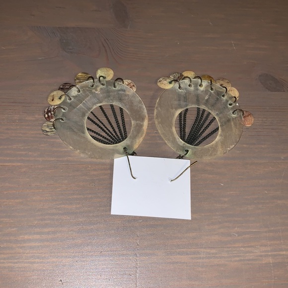 🆕 Handmade Cream Iridescent Abalone Shell Boho Hoop Earrings - Picture 3 of 3